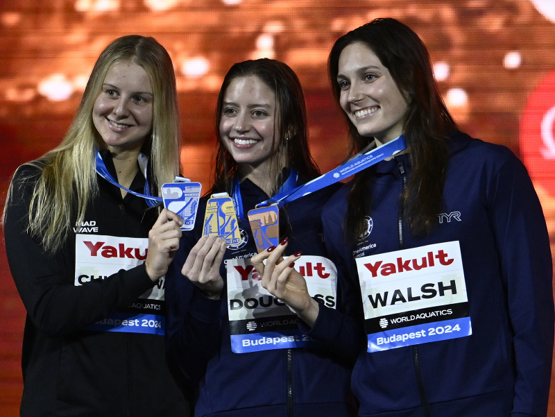 Zľava Evgenija Činuková, Kate Douglassová a Alex Walshová