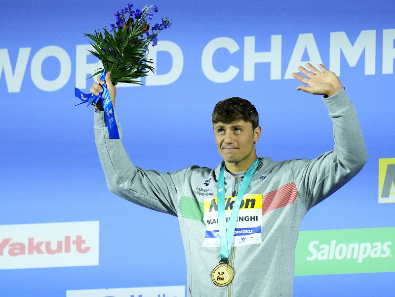 Taliansky plavec Nicolo Martinenghi sa teší na pódiu po zisku zlatej medaily v disciplííne 100 m prsia