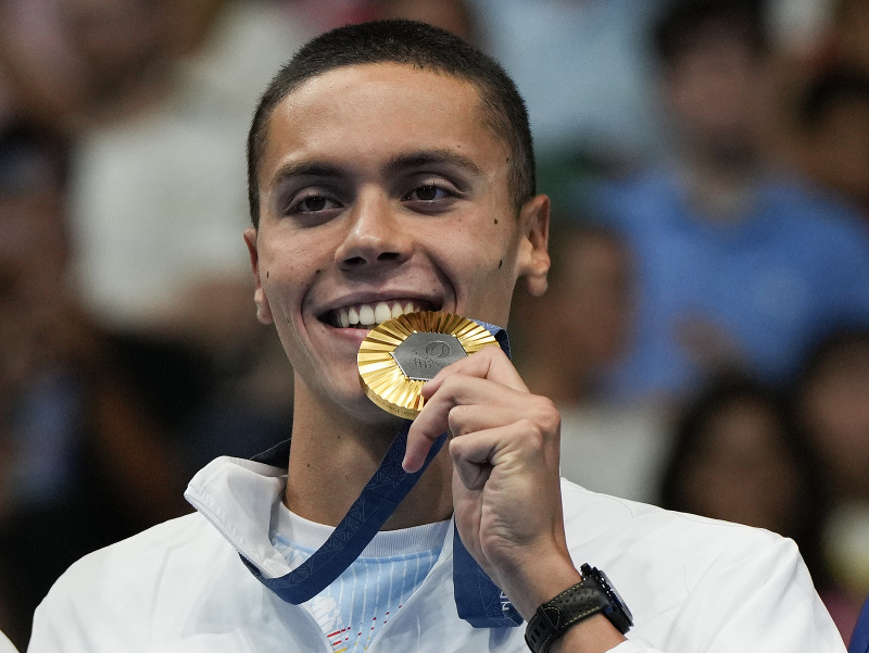 Rumunský plavec David Popovici so zlatou medailou na krku