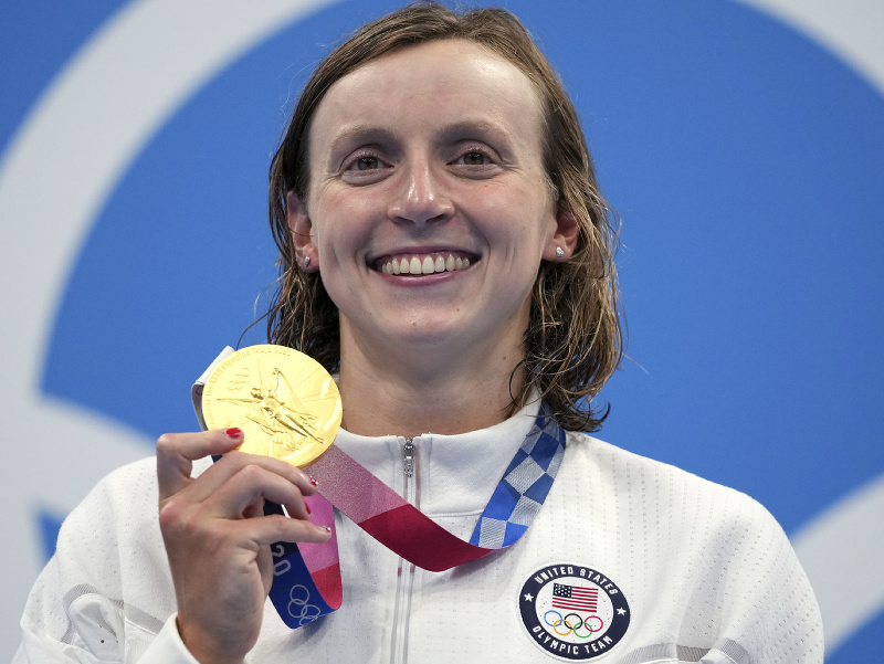 Americká plavkyňa Katie Ledecká získala na OH 2020 v Tokiu zlatú medailu na 1500 m v.sp