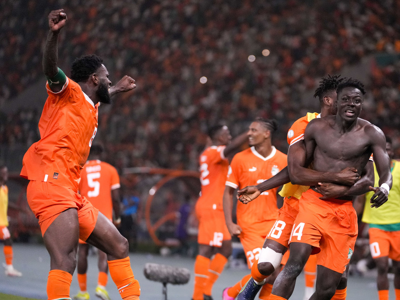 Hráči Pobrežia Slonoviny oslavujú postup do semifinále Afrického pohára národov