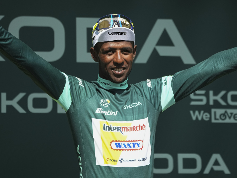 Eritrejský cyklista Biniam Girmay z tímu Intermarché - Wanty v zelenom drese najlepšieho šprintéra v priebežnom poradí oslavuje na pódiu víťazstvo v 12. etape 111. ročníka Tour de France z Aurillacu do Villeneuve sur Lot