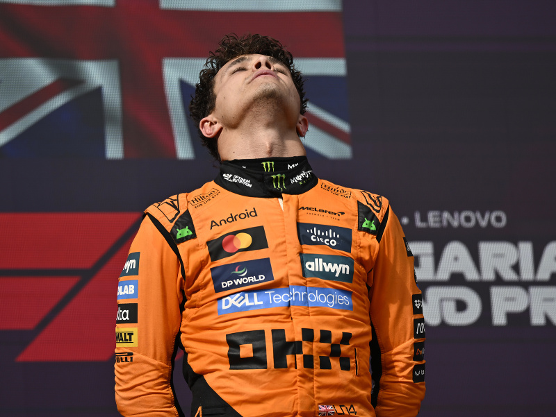 Lando Norris na pódiu po triumfe na Veľkej cene Maďarska