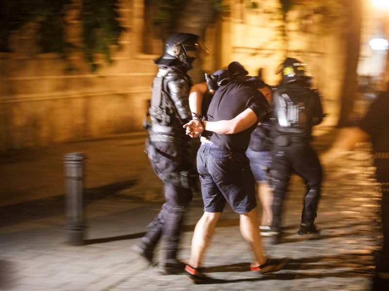 Polícia zatýka výtržníkov v Starom Meste po bitke a výtržnostiach zahraničných futbalových fanúšikov na Ventúrskej ulici v Bratislave