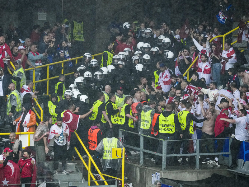 Polícia zasahuje pri potýčke fanúšikov Gruzínska a Turecka