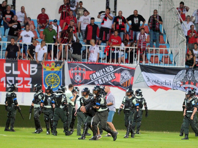 Zásah polície proti fanúšikom FC Spartak Trnava