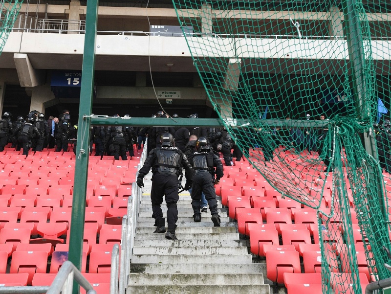 Polícia vytláča fanúšikov ŠK Slovan Bratislava zo sektoru hostí