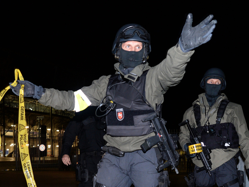 Nemecká polícia pre hrozbu bombového útoku zrušila utorňajší prípravný zápas medzi domácim výberom a futbalistami Holandska