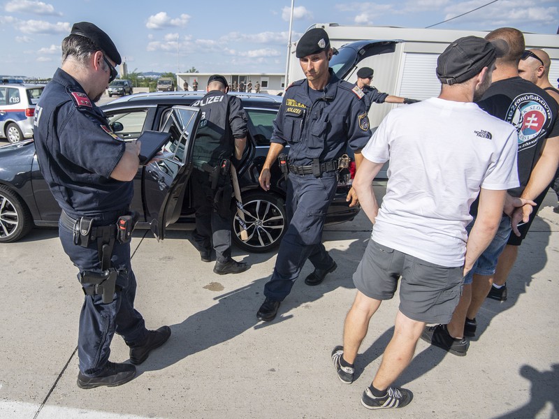 Rakúska polícia dôkladne kontrolovala fanúšikov Slovana aj na hraniciach