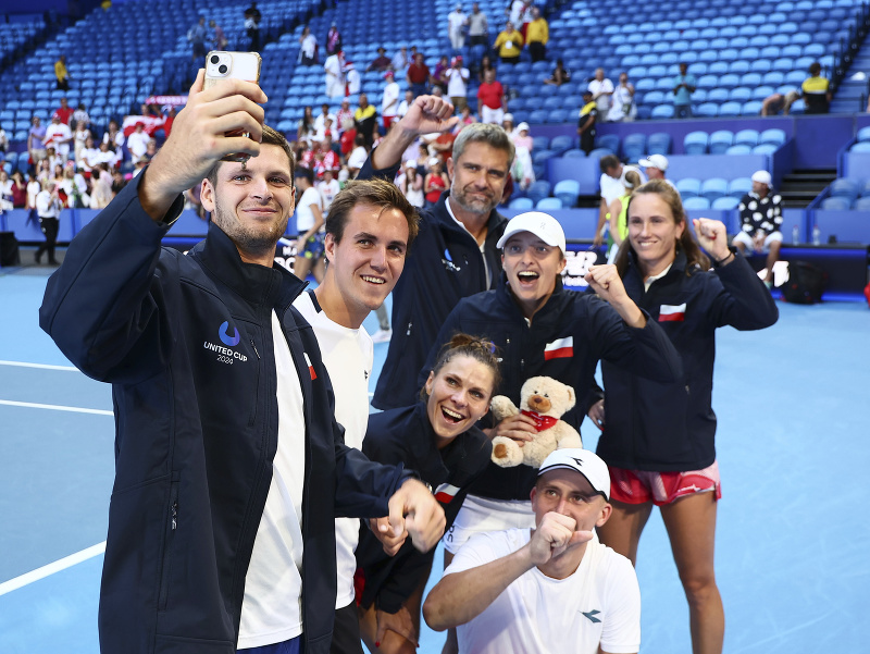 Na snímke poľský tenista Hubert Hurkacz sa fotografuje s tímom po tom ako postúpili do semifinále United Cupu v Austrálii