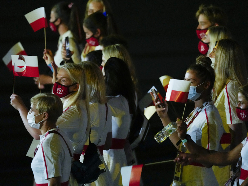 Poľskí športovci počas slávnostného otvorenia LOH v Tokiu 