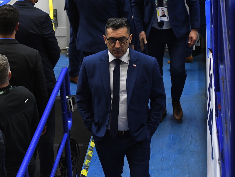 Tréner poľskej hokejovej reprezentácie Róbert Kaláber zo Slovenska odchádza do šatne po zápase základnej B-skupiny Kazachstan - Poľsko na MS v ľadovom hokeji v Ostrave 