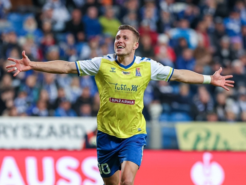Slovenský futbalista Samuel Mráz oslavuje gól v drese poľského Motor Lubin