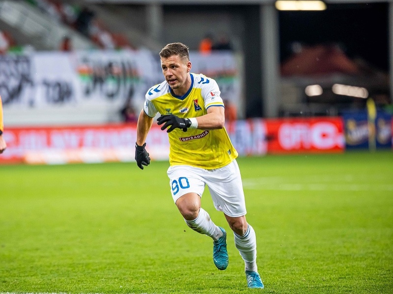 Slovenský futbalista Samuel Mráz oslavuje svoj gól