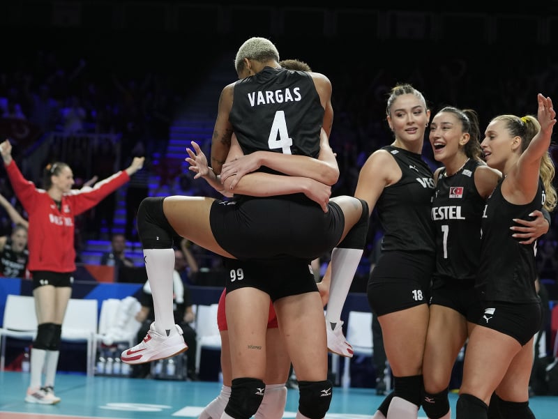 Turecká volejbalistka Melissa Theresa Vargasová sa teší so spoluhráčkami po zisku bodu vo štvrťfinálovom zápase Turecko - Poľsko na ME vo volejbale žien v Bruseli