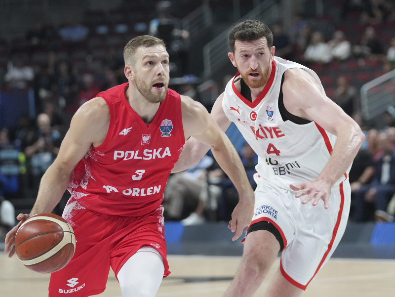 Michal Sokolowski a Ercan Osmani v súboji Poľska s Tureckom