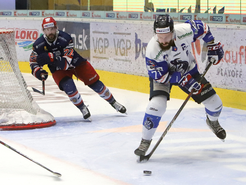 Na snímke zľava Václav Stupka (Zvolen) a Patrik Svitana (Poprad) počas druhého zápasu finále Kaufland play off Tipos extraligy HKM Zvolen – HK Poprad
