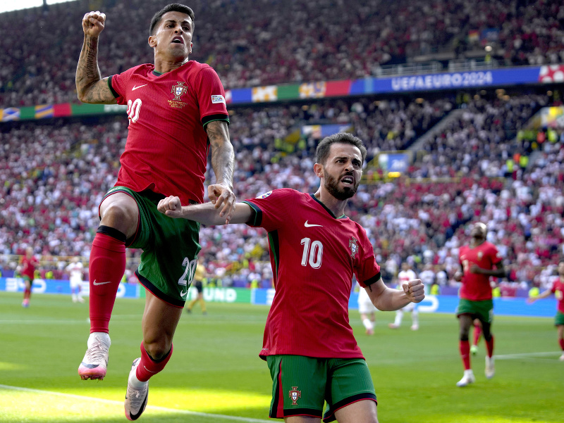 Joao Cancelo (vľavo) a Bernardo Silva sa radujú po góle Portugalska