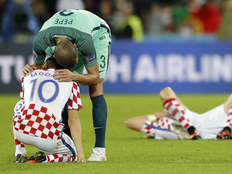 Modriča utešoval po zápase spoluhráč z Realu Pepe