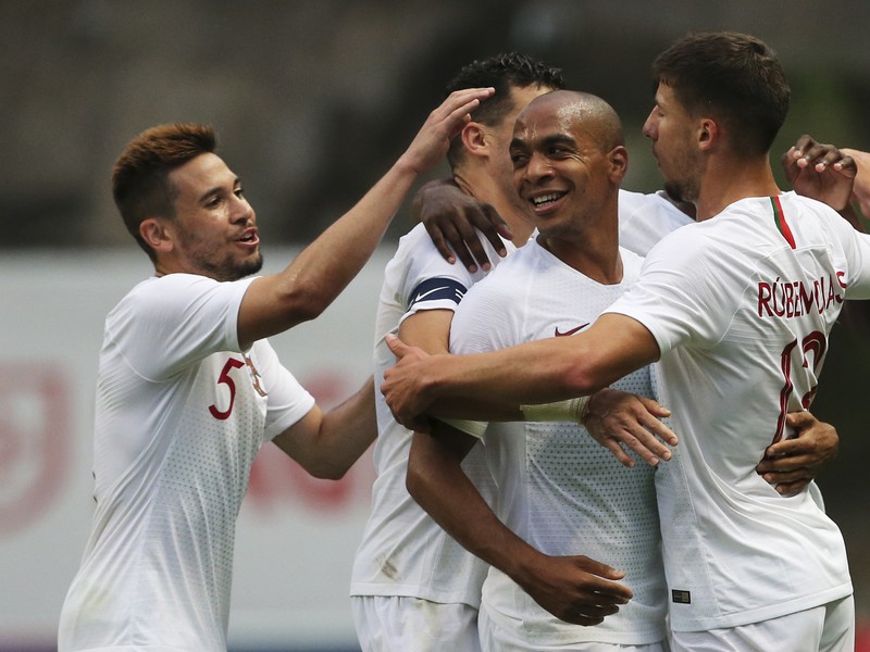 Portugalský hráč Joao Mario (uprostred) oslavuje so spoluhráčmi gól