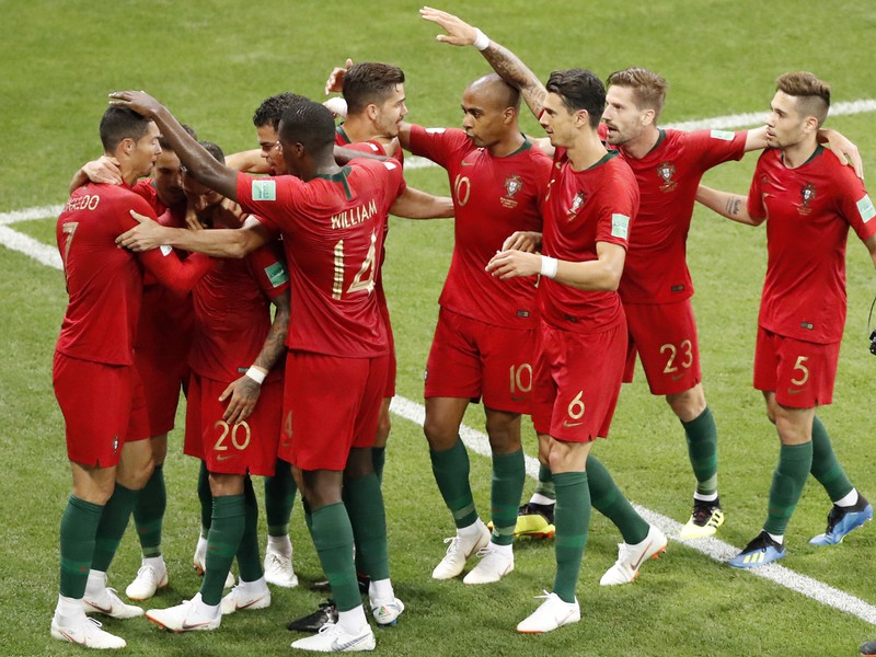 Portugalskí hráči oslavujú gól