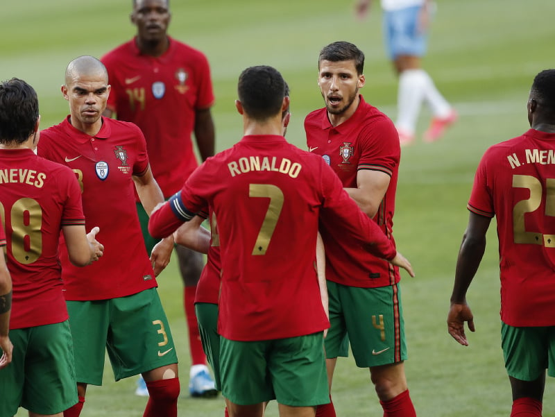 Portugalskí futbalisti oslavujú gól 
