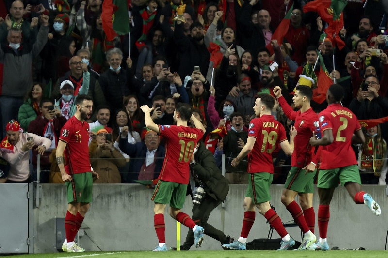 Futbalisti Portugalska sa radujú z gólu