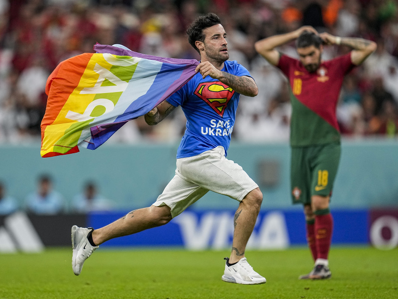Zápas Portugalsko - Uruguaj narušil demonštrant s dúhovou vlajkou