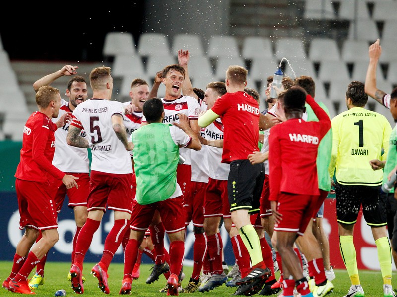 Futbalisti Rot-Weissu Essen z  nemeckej štvrtej najvyššej súťaže sa tešia po domácej výhre 1:0