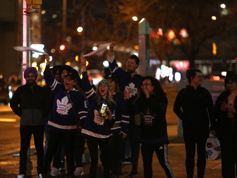 Oslavujúci fanúšikovia v uliciach Toronta