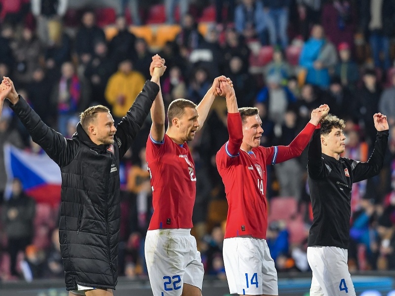 Futbalisti Česka v Prahe oslavujú víťazstvo nad Arménskom