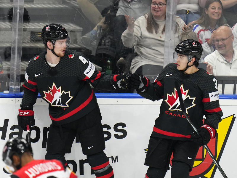 Bowen Byram a Olen Zellweger oslavujú gól Kanady