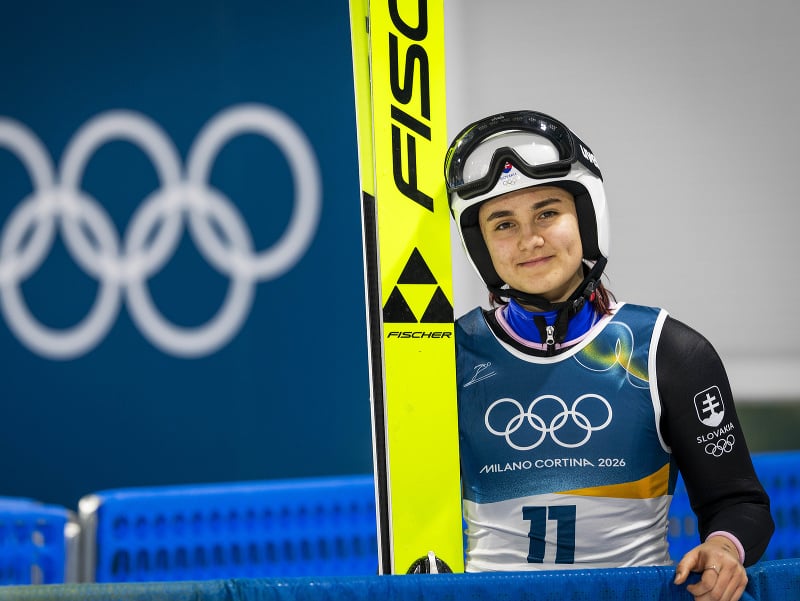 Slovenská skokanka na lyžiach Kira Mária Kapustíková pózuje počas súťaže na strednom mostíku na XXV. zimných olympijských hrách v Predazze