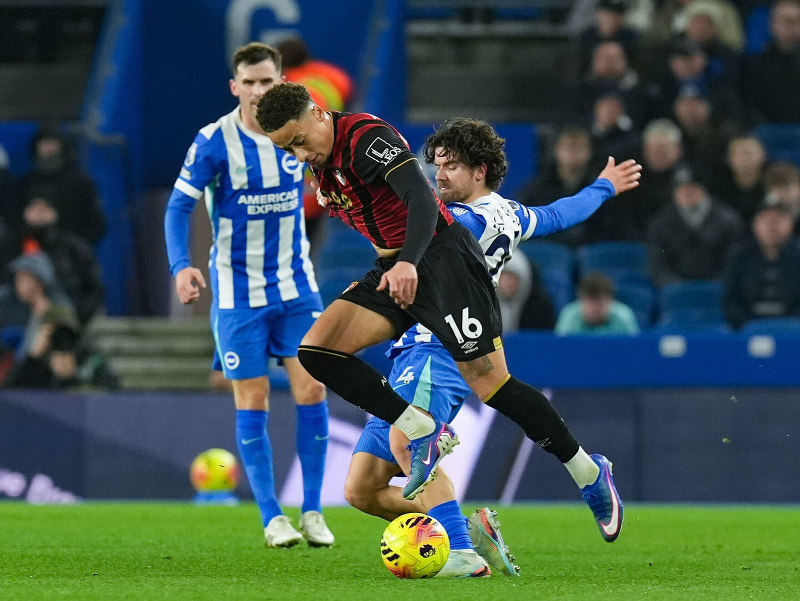 Hráč Bournemouthu Marcus Tavernier (vpredu) bojuje o loptu s Ferdim Kadiogluom z Brightonu vo futbalovom zápase anglickej ligy Premier League