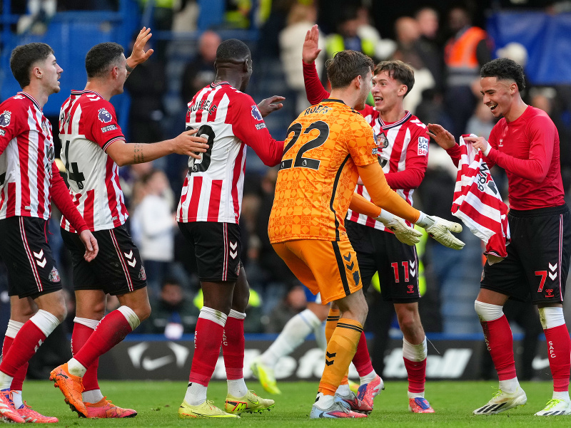 Chemsdine Talbi, brankár Robin Roefs a ďalší hráči oslavujú senzačný triumf Sunderlandu