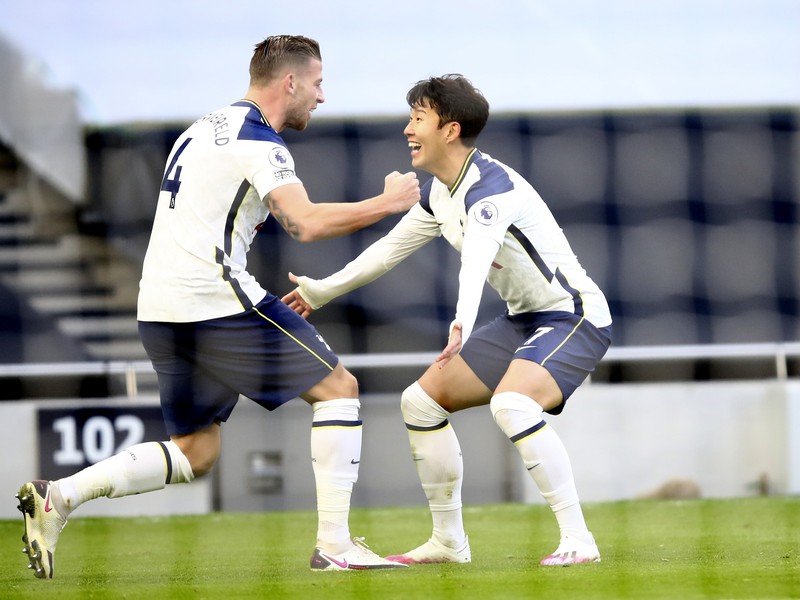 Son Heung-min a Toby Alderweireld oslavujú gól Tottenhamu