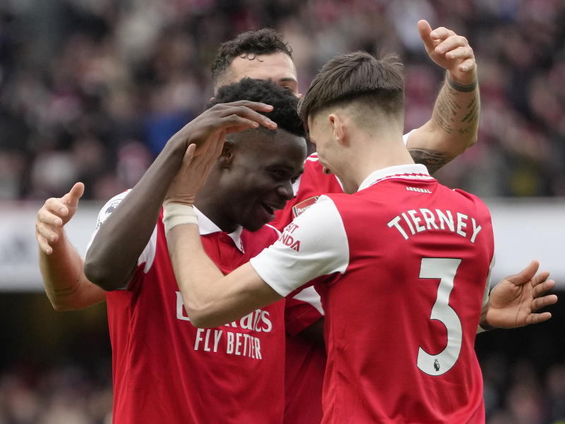 Bukayo Saka a Kieran Tierney oslavujú gól Arsenalu