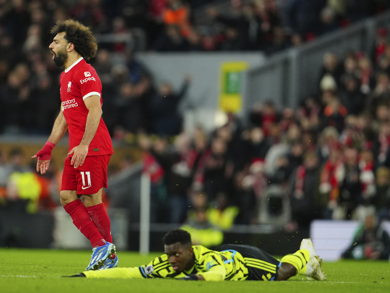 Mohamed Salah a faulovaný Eddie Nketiah