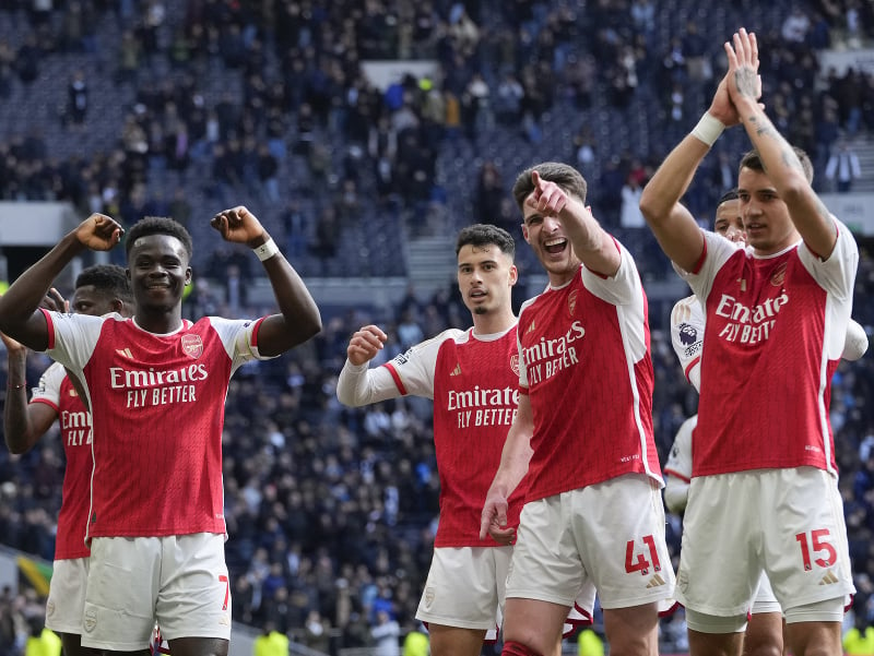 Víťazné oslavy futbalistov Arsenalu po severolondýnskom derby