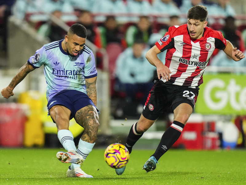 Hráč Arsenalu Gabriel Jesus (vľavo) bojuje o loptu s Vitalijom Janeltom z Brentfordu 