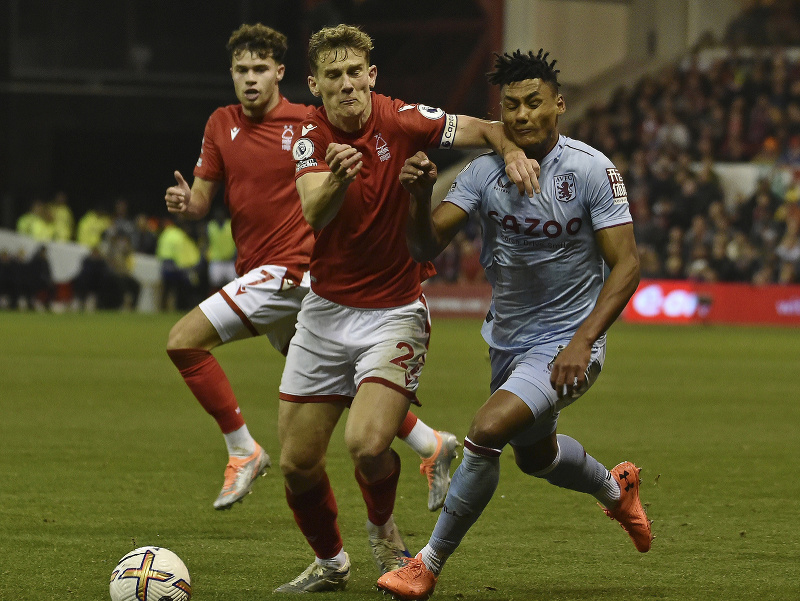 Ryan Yates a Ollie Watkins v súboji