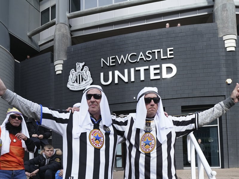 Fanúšikovia Newcastle United v arabských habitoch
