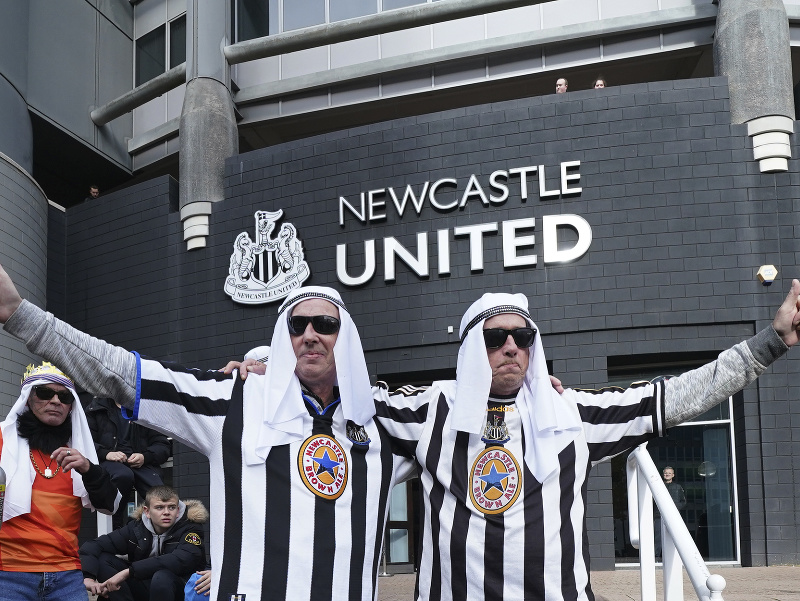 Fanúšikovia Newcastle United v arabských habitoch