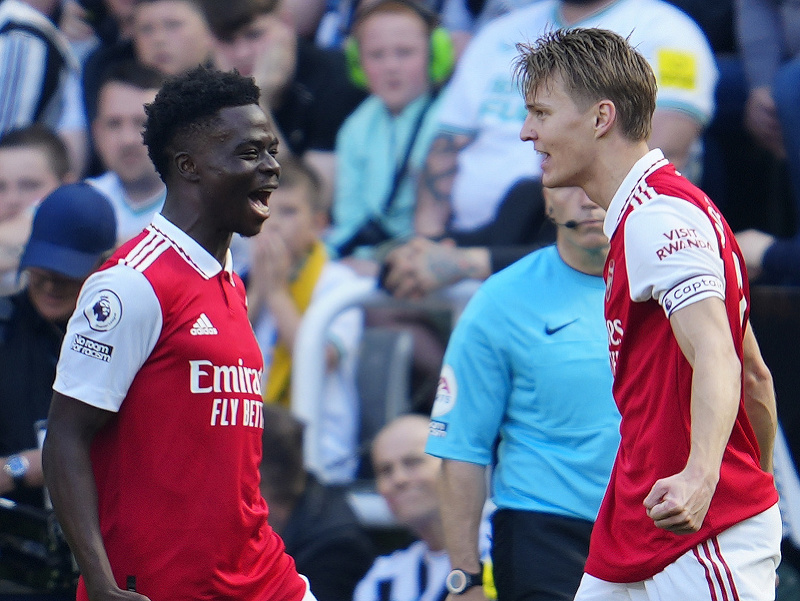 Futbalisti Arsenalu Martin Odegaard (vpravo) a Bukayo Saka sa tešia po strelení gólu
