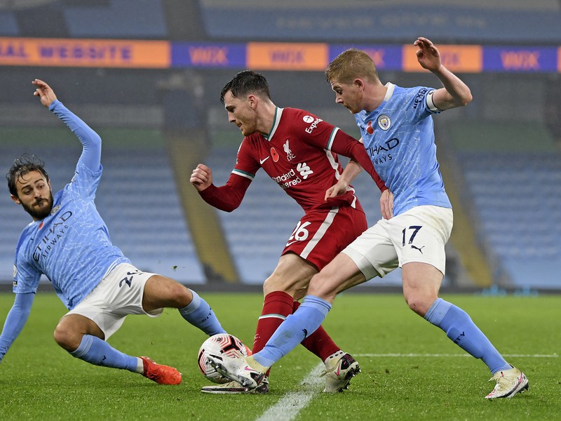 Bernardo Silva, Kevin de Bruyne a Andrew Robertson v súboji o loptu