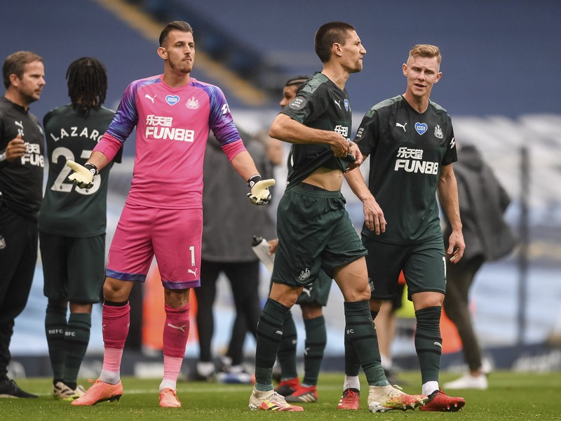 Martin Dúbravka so spoluhráčmi pri občerstvovaní