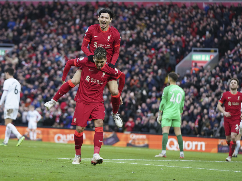 Takumi Minamino a Roberto Firmino oslavujú gól Liverpoolu