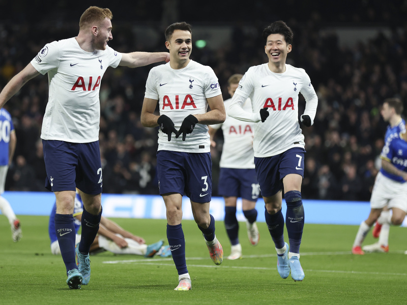 Dejan Kuluševski, Sergio Reguilón a Son oslavujú gól Tottenhamu