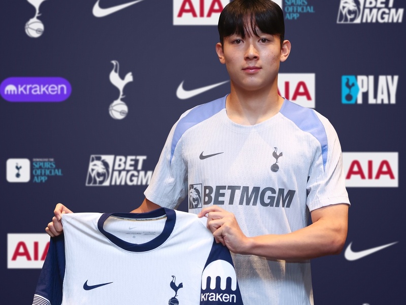 Vedenie anglického futbalového klubu Tottenham Hotspur angažovalo juhokórejského mladíka Yang Min-Hyeoka