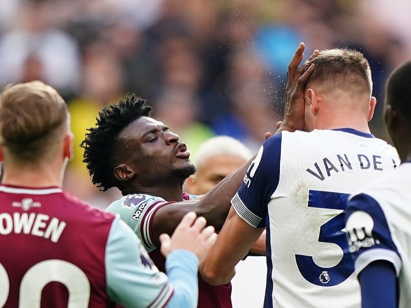 Futbalista West Hamu Mohammed Kudus v strkanici v súboji s Tottenhamom